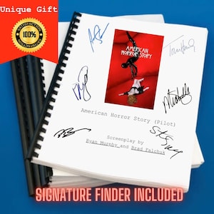 Peut inclure: Un scénario relié par une spirale pour l'épisode pilote d'American Horror Story, avec un graphique central rouge représentant une silhouette noire, plusieurs signatures à l'encre et le texte American Horror Story, Screenplay by Ryan Murphy and Brad Falchuk.