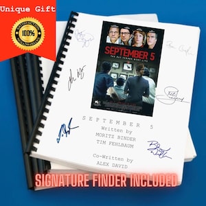 Könnte beinhalten: Ein weißes Notizbuch mit einem Filmplakat für den Film "September 5: The Day Terror Went Live" auf der Vorderseite. Das Notizbuch hat mehrere Unterschriften auf der Vorder- und Rückseite. Der Text auf dem Notizbuch lautet "September 5", "Geschrieben von Moritz Binder Tim Fehlbaum", "Mitgeschrieben von Alex David" und "Signature Finder Included".