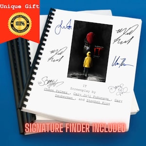 Op de afbeelding: Een spiraalgebonden script voor de film IT, met een afbeelding op de kaft van een kind in een gele regenjas die een rode ballon vasthoudt. De kaft bevat meerdere handgeschreven handtekeningen in blauwe en zwarte inkt.