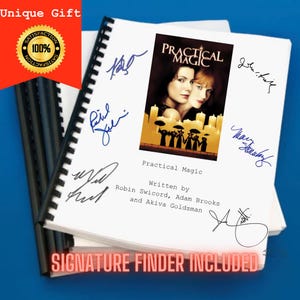 以下が含まれることがあります： 映画「Practical Magic」の脚本。中央に映画のポスターがあります。スクリプトは黒いスパイラルで綴じられ、複数の署名が含まれています。「Unique Gift」と「Signature Finder Included」の文字も表示されています。