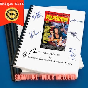 Könnte beinhalten: Ein weißes Notizbuch mit schwarzer Spiralbindung. Der Umschlag zeigt ein Filmplakat für "Pulp Fiction" mit dem Titel in rot und gelber Schrift. Das Notizbuch ist von mehreren Personen signiert, darunter Quentin Tarantino und Roger Avary. Der Text "SIGNATURE FINDER INCLUDED" ist in rot am unteren Rand des Notizbuchs gedruckt.