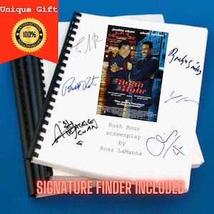 Pode incluir: Um caderno branco com um pôster do filme "Rush Hour" com Jackie Chan e Chris Tucker. O caderno tem várias assinaturas, incluindo as de Jackie Chan, Chris Tucker e Ross LaManna. O texto "Rush Hour screenplay by Ross LaManna" está impresso abaixo do pôster. O texto "SIGNATURE FINDER INCLUDED" está impresso na parte inferior do caderno.