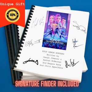 Op de afbeelding: Een stapel witte papieren pagina's gebonden met een zwarte plastic kam binding. De pagina's bevatten de titel "KPOP DEMON HUNTERS" en meerdere handtekeningen. De afbeelding bevat ook de tekst "Unique Gift" en "SIGNATURE FINDER INCLUDED".
