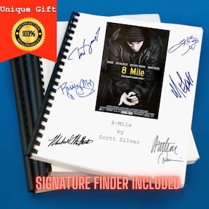 Pode incluir: Um livro branco encadernado com um pôster de filme em preto e branco de 8 Mile na capa. O pôster apresenta Eminem com um moletom com capuz preto. O livro tem várias assinaturas na capa, incluindo as de Eminem, Brittany Murphy e Kim Basinger.