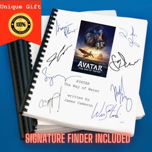 以下が含まれることがあります： ジェームズ・キャメロン脚本の映画『アバター：ウェイ・オブ・ウォーター』の白いスパイラル綴じ台本。表紙には中央に映画ポスターの画像があり、テキストの周囲には青いインクで書かれた複数のサインが配置され、黒いプラスチック製のスパイラル綴じが施されている。