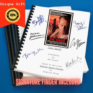 Pode incluir: Um roteiro do filme "Die Hard" com várias assinaturas. A capa apresenta um cartaz do filme com Bruce Willis. O texto "Signature Finder Included" é visível. Um selo "Unique Gift" está no canto superior esquerdo.