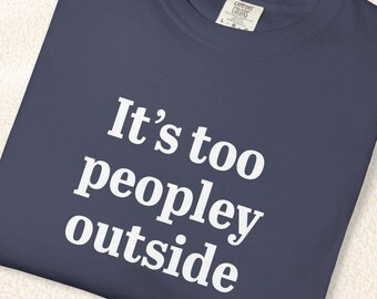 ミニマルなおもしろフレーズTシャツ、「外は人が多すぎる」Tシャツ
