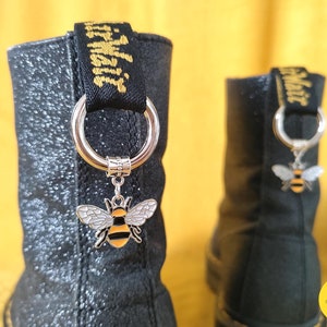 Charm Abeille argentée pour bottines type Dr Martens, clip de personnalisation pour chaussures image 1