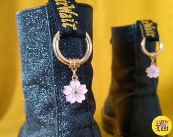 Ciondolo Cherry Blossom rosa pallido, clip di personalizzazione della scarpa tipo Dr Martens, gioiello sulla linguetta con fiori di ciliegio, sakura