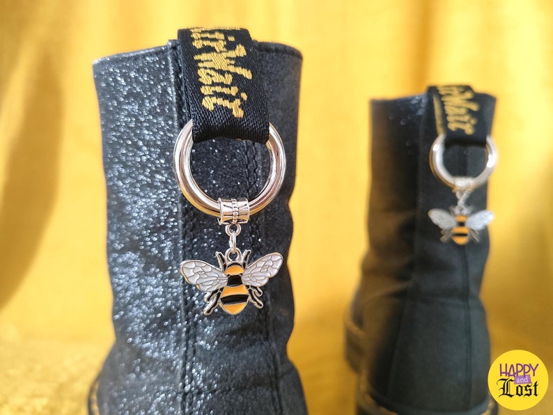 Charm Abeille argentée pour bottines type Dr Martens, clip de personnalisation pour chaussures image 1