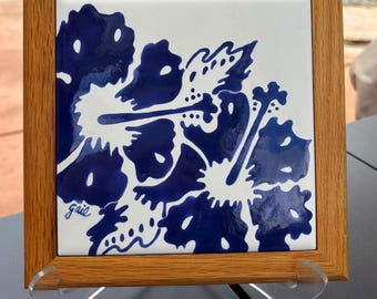 Azulejo de hibisco pintado à mão em moldura de carvalho (grande)
