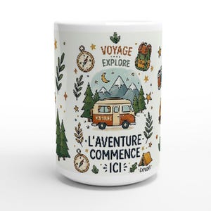 Peut inclure: Un mug en céramique blanche orné d'un motif coloré sur le thème du plein air avec un camping-car, des montagnes, des sapins, une boussole et un sac à dos. Le texte indique VOYAGE EXPLORE et L'AVENTURE COMMENCE ICI, entouré d'étoiles et d'une tente.
