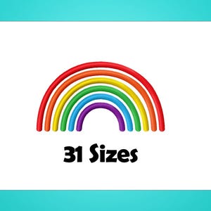 Op de afbeelding: Een kleurrijk regenboogontwerp met rode, oranje, gele, groene, blauwe en paarse bogen. De tekst "31 Maten" staat eronder. De afbeelding staat op een witte achtergrond met een turquoise rand. Borduurontwerp.