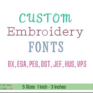 Könnte beinhalten: Weißer Hintergrund mit dem Text "CUSTOM Embroidery FONTS" in Türkis, Burgunderrot und Blau. Darunter die Abkürzungen: BX, ESA, PES, DST, JEF, HUS, VP3. Der Text unten lautet "5 Größen 2.5 cm - 7.6 cm".