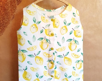 Patrón de costura en PDF de mono de bebé y pelele sencillo con botones que incluye un tutorial en vídeo de YouTube.