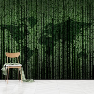 Peut inclure: Papier peint vert avec une silhouette de carte du monde composée de lignes de code verticales. Une chaise en bois avec une couverture verte est devant le mur. Une petite plante dans un pot doré est posée sur une pile de livres.