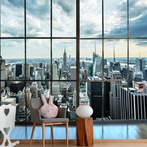 Puede incluir: Una gran ventana con vista a un horizonte urbano. La ventana está dividida en múltiples paneles. Una cuna de balanceo blanca y una silla gris con una almohada de conejo rosa están en primer plano.