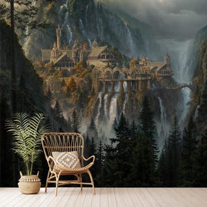 Può includere: Un murale panoramico raffigurante un paesaggio fantastico con una cascata, un castello di pietra e alberi verdi. Una sedia in vimini con un cuscino fantasia e una pianta in vaso sono in primo piano.