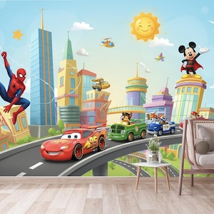 Op de afbeelding: Een kleurrijke muurschildering met stripfiguren in een stadsomgeving. Spiderman zwaait aan een web, terwijl Bliksem McQueen en Paw Patrol-voertuigen op een weg rijden. Mickey Mouse staat op een gebouw, en de zon schijnt.