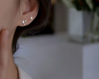 Zierliche geteilte Sternohrringe, süße silberne Sternohrringe, asymmetrische Sternohrringe, minimalistische Ohrringe, einzigartige Mädchenohrringe, Geschenk für Sie
