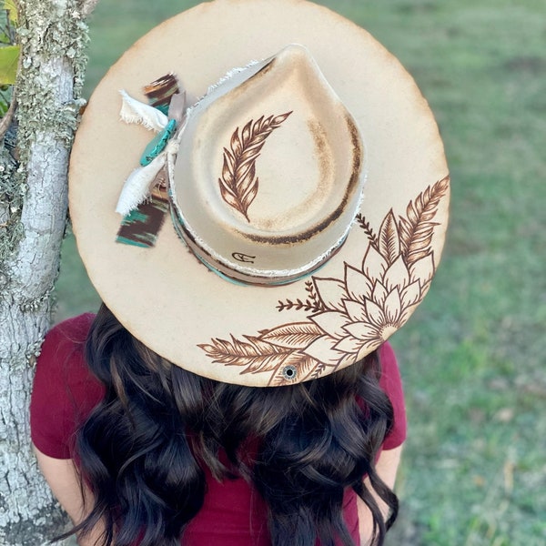 Sombrero occidental personalizado fedora de ala plana quemada con hueso color crema con diseño de flores quemadas y pluma en la corona - lea los detalles