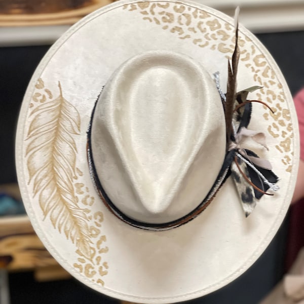 Ala plana de gamuza de hueso crema con diseño quemado de plumas y guepardo sombrero quemado personalizado de rodeo occidental único - por favor lea los detalles