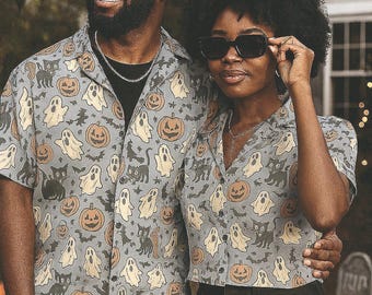 Camisa hawaiana vintage de Halloween con estampado retro de gato negro, calabaza y fantasma, gris espeluznante, de manga corta, abotonada, ideal para fiestas de Halloween o de otoño.