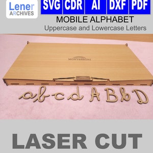 Könnte beinhalten: Eine Holzkiste mit einem Laser-Schnittdesign des Alphabets in Groß- und Kleinbuchstaben. Die Kiste ist mit "Mobile Alphabet" und "Groß- und Kleinbuchstaben" beschriftet. Die Kiste ist auch mit "Montessori" beschriftet.
