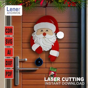 Op de afbeelding: Een rode en witte kerstmanfiguur met een witte baard en een rode muts. De figuur hangt aan een houten deur met een blauwe bel en een sok die eraan hangt. De tekst "LASER CUTTING INSTANT DOWNLOAD" staat onderaan de afbeelding.
