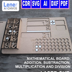 Könnte beinhalten: Mathematisches Holzbrett mit einem Fach für Zahlenplättchen. Das Brett hat Platz für Additions-, Subtraktions-, Multiplikations- und Divisionsaufgaben. Der Text "MATHEMATICAL BOARD: ADDITION, SUBTRACTION, MULTIPLICATION AND DIVISION LASER CUT" ist auf dem Brett aufgedruckt.
