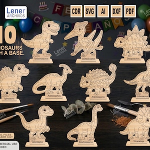 Puede incluir: Un conjunto de 10 figuras de dinosaurios de madera clara con bases, cada una etiquetada con su nombre, incluyendo Tyrannosaurus, Quetzalcoatlus, Stegosaurus, Spinosaurus, Adelolophus, Ankylosaurus, Erlikosaurus, Velociraptor, Brachiosaurus y Triceratops.
