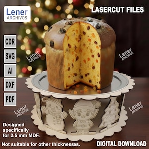 以下が含まれることがあります： 装飾的な木製スタンドに部分的にスライスされたパネトーネケーキ。スタンドには、雪だるま、エルフ、クリスマスツリーのレーザーカットされたホリデーフィギュアがあります。「LASERCUT FILES」と「DIGITAL DOWNLOAD」のテキストが表示されます。2.5mm MDF用に設計されています。