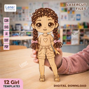 Puede incluir: Una figura de muñeca de madera cortada con láser con detalles grabados de una camiseta con corazón, pantalones cortos y zapatillas. La muñeca tiene cabello de lana marrón peinado en dos trenzas con pequeños lazos rosas. El texto incluye Lener Archivos, Lasercut Files, CDR, SVG, AI, DXF, PDF, 12 Girl Templates y Digital Download.