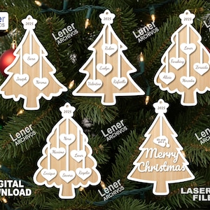 Puede incluir: Adornos de árbol de Navidad de madera con contornos blancos. Cada árbol tiene una estrella 2025 y recortes en forma de corazón con nombres. Un adorno dice "Merry Christmas". Archivos de corte láser.
