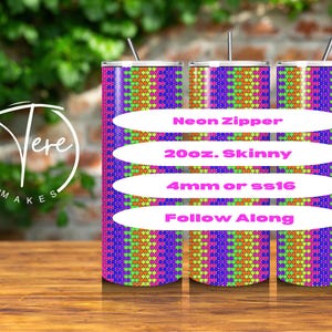 Pode incluir: Três canecas finas de 590 ml com um design vibrante de zíper neon. As canecas apresentam um padrão repetitivo de formas geométricas coloridas em tons de roxo, verde, laranja e amarelo. Cada caneca tem uma tampa prateada e um canudo.