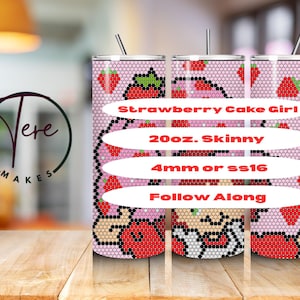 Puede incluir: Tres vasos delgados de 20 oz con fondo rosa y diseño de fresa. Los vasos tienen el texto "Strawberry Cake Girl", "20oz. Skinny", "4mm or ss16" y "Follow Along". Cada vaso tiene una pajita plateada.