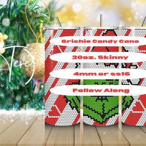 Puede incluir: Un juego de tres vasos delgados de 20 oz con un diseño de bastón de caramelo. Los vasos presentan rayas rojas y blancas con un diseño temático de Grinch. El texto en los vasos dice "Grichie Candy Cane", "20oz. Skinny", "4mm or ss16" y "Follow Along."