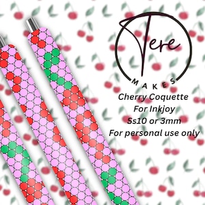 Puede incluir: Tres bolígrafos con un patrón de cerezas rosas, rojas y verdes. Los bolígrafos tienen puntas plateadas y están colocados sobre un fondo de ilustraciones de cerezas borrosas. El texto de la imagen dice "Tere MAKES Cherry Coquette For Inkjoy Ss10 or 3mm For personal use only."