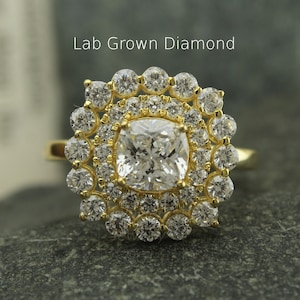 Puede incluir: Un anillo de oro con un gran diamante de laboratorio de forma cuadrada rodeado por un halo de diamantes más pequeños.