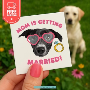 Peut inclure: Une carte carr&eacute;e avec le texte &laquo;MOM IS GETTING MARRIED!&raquo; pr&eacute;sente un chien noir et blanc portant des lunettes roses en forme de c&oelig;ur et une illustration d'une bague en or. Une ic&ocirc;ne de livraison gratuite est dans le coin sup&eacute;rieur gauche. Un labrador jaune est en arri&egrave;re-plan.