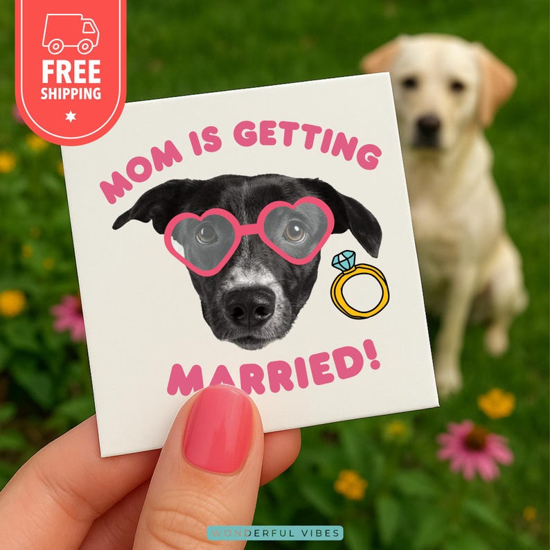Peut inclure: Une carte carr&eacute;e avec le texte &laquo;MOM IS GETTING MARRIED!&raquo; pr&eacute;sente un chien noir et blanc portant des lunettes roses en forme de c&oelig;ur et une illustration d'une bague en or. Une ic&ocirc;ne de livraison gratuite est dans le coin sup&eacute;rieur gauche. Un labrador jaune est en arri&egrave;re-plan.