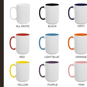 Pu&ograve; includere: Una collezione di tazze in ceramica bianca con manici e interni di vari colori. I colori includono nero, blu navy, rosso, azzurro, arancione, giallo, viola e rosa. Il testo a sinistra dice "MUG COLORS".