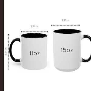 Pu&ograve; includere: Due tazze in ceramica bianca con interni e manici neri. Una tazza &egrave; etichettata "11oz" e misura 9,5 cm di altezza e larghezza. L'altra tazza &egrave; etichettata "15oz" e misura 12 cm di altezza e 8,6 cm di larghezza.