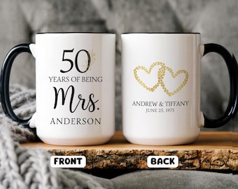 Personalisierte Tasse zum 50-jährigen Jubiläum: Goldene Herzen, Namen & Datum