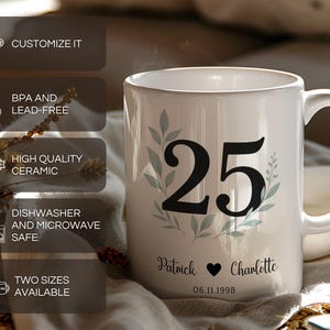 Pu&ograve; includere: Tazza in ceramica bianca con il numero 25 nero, i nomi Patrick e Charlotte e una data. La tazza ha un manico ed &egrave; decorata con foglie verdi. La tazza &egrave; lavabile in lavastoviglie e adatta al microonde.