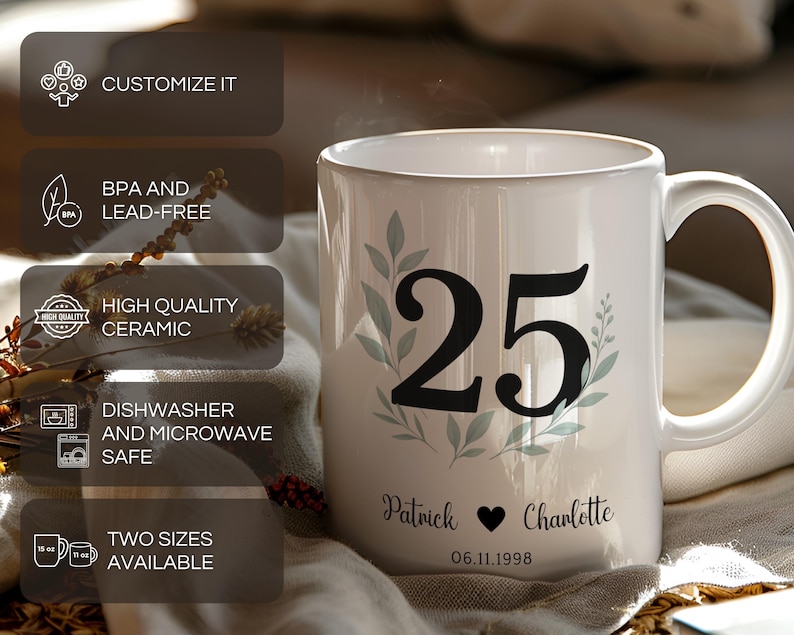 Pu&ograve; includere: Tazza in ceramica bianca con il numero 25 nero, i nomi Patrick e Charlotte e una data. La tazza ha un manico ed &egrave; decorata con foglie verdi. La tazza &egrave; lavabile in lavastoviglie e adatta al microonde.