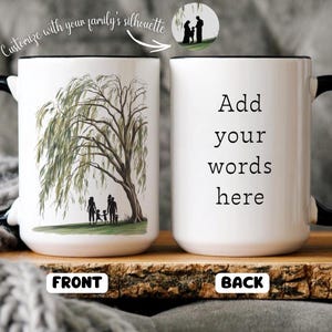 Puede incluir: Taza de café de cerámica blanca con borde y asa negros. La parte delantera de la taza presenta una ilustración de acuarela de un sauce llorón con una familia de tres personas de pie debajo del árbol. La parte posterior de la taza tiene el texto "Añade tus palabras aquí".