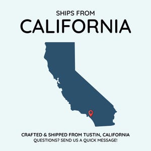 Peut inclure: Graphique repr&eacute;sentant le contour de la Californie en bleu fonc&eacute;, avec un marqueur de localisation rouge. Le texte "SHIPS FROM CALIFORNIA" est en haut. En dessous de la carte, le texte indique "CRAFTED & SHIPPED FROM TUSTIN, CALIFORNIA QUESTIONS? SEND US A QUICK MESSAGE!"