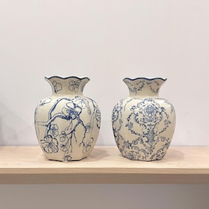 Jarrón de cerámica azul y blanco estilo chinoiserie, decoración para el hogar con estampado floral.