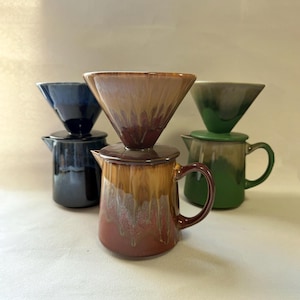 Puede incluir: Cuatro cafeteras de cerámica para verter en tonos marrón, verde y azul. Cada juego incluye un gotero en forma de cono y una jarra a juego. Las cafeteras tienen un acabado brillante y un diseño de goteo.